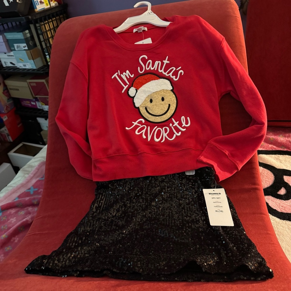 NWT Festive 2 piece Holiday 🎅🏻 Outfit graphic Sweat top sequin skirt